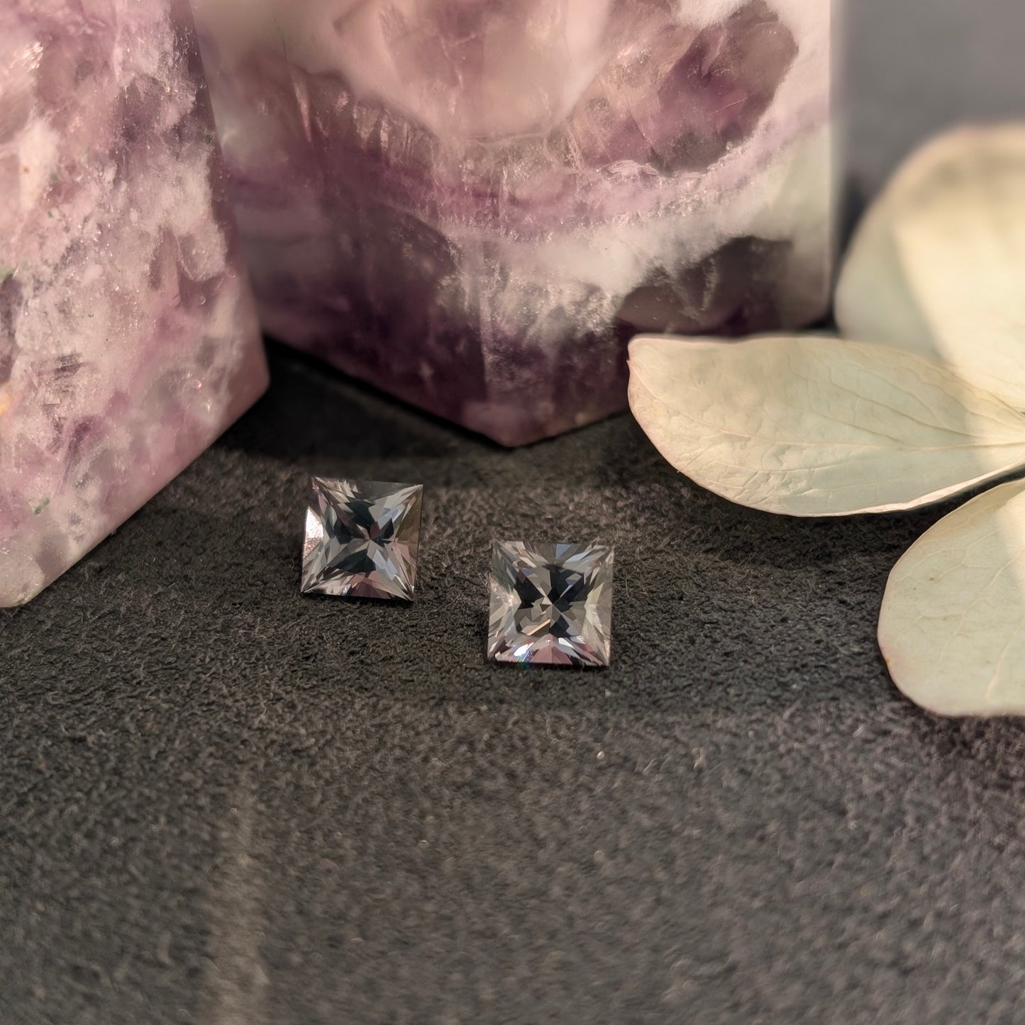 Grey Spinel Princess Cut   2=1.38ct