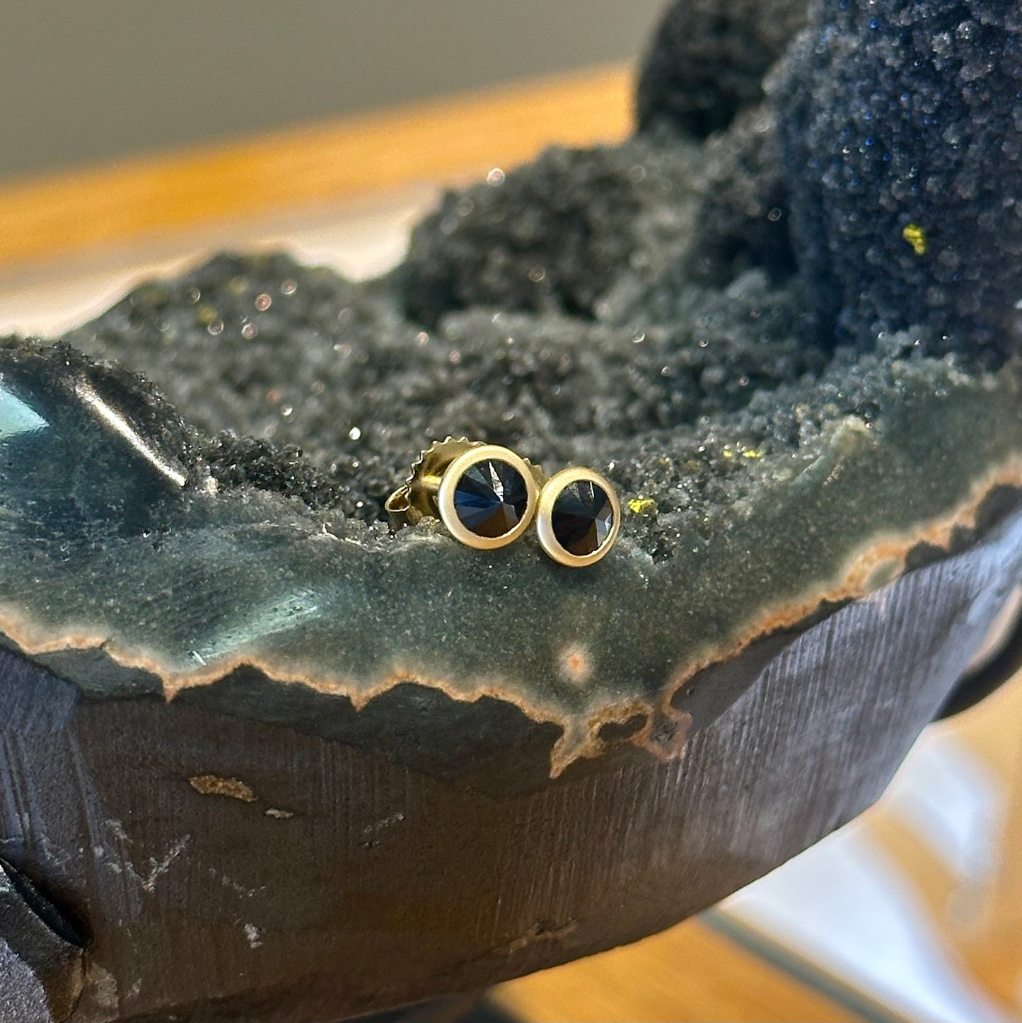 Black Spinel Point-up Studs