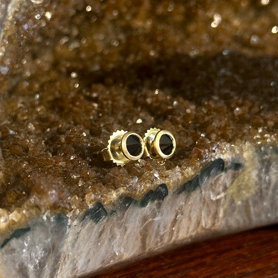 Black Spinel Point-up Studs