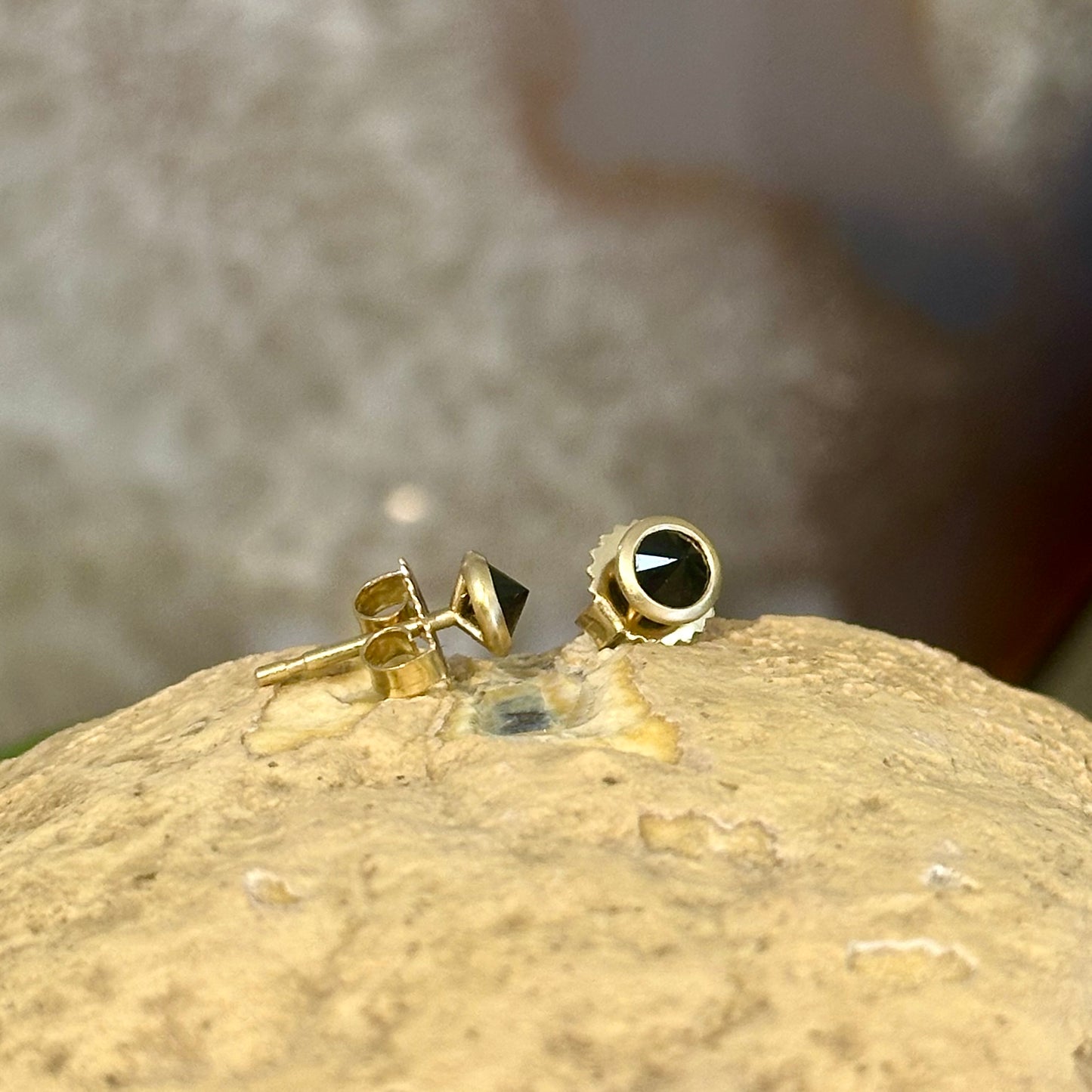 Black Spinel Point-up Studs