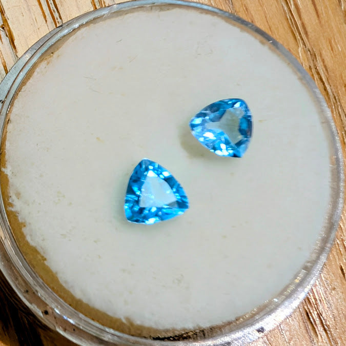 Blue Topaz Trillion, 2=0.89cts
