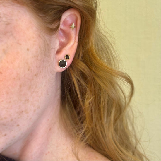 Black Spinel Point-up Studs